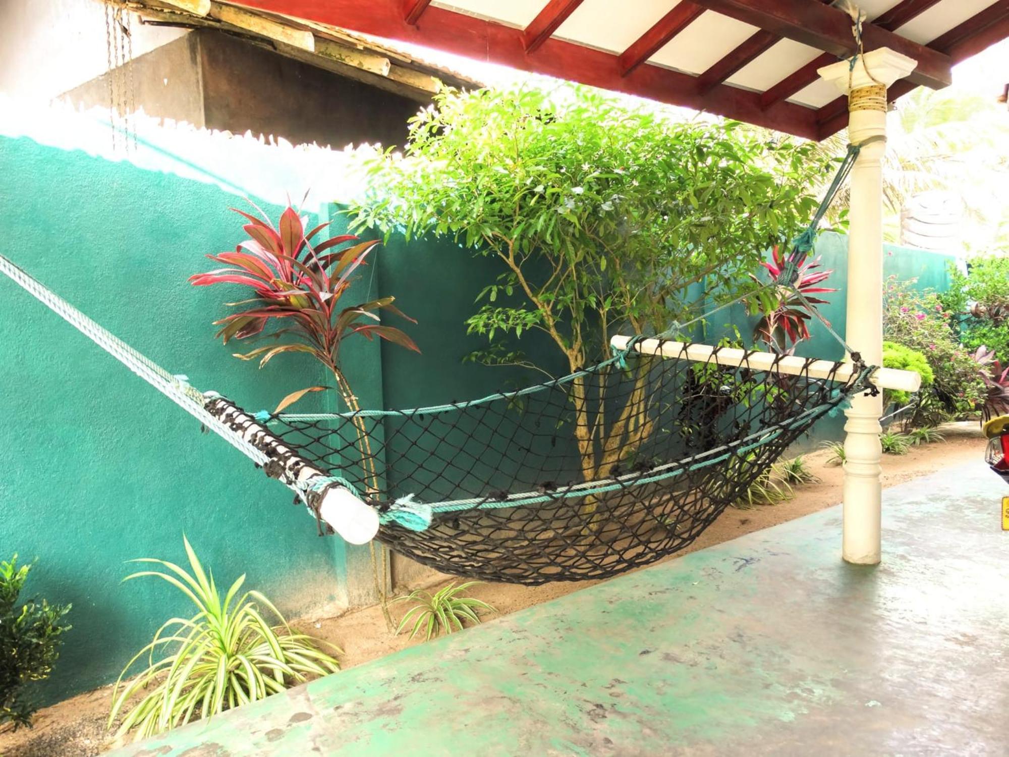 Private Beach House In Mirissa Bagian luar foto