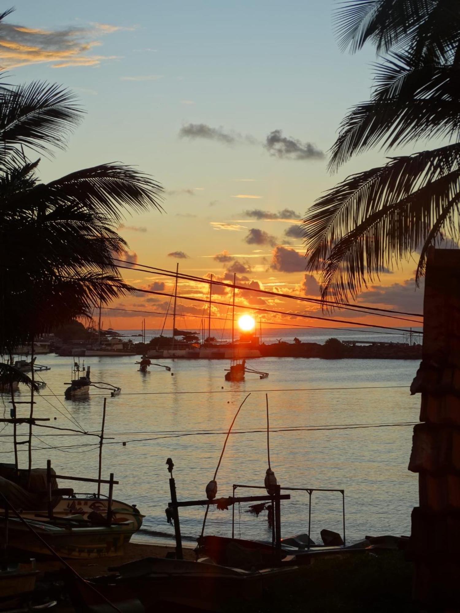 Private Beach House In Mirissa Bagian luar foto