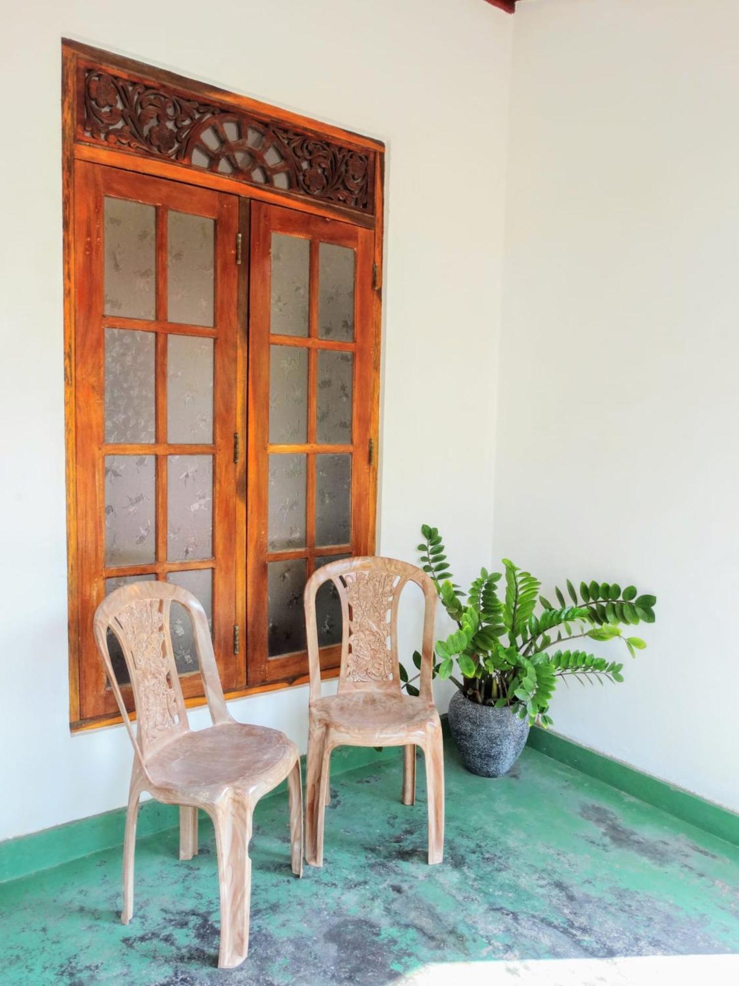 Private Beach House In Mirissa Bagian luar foto
