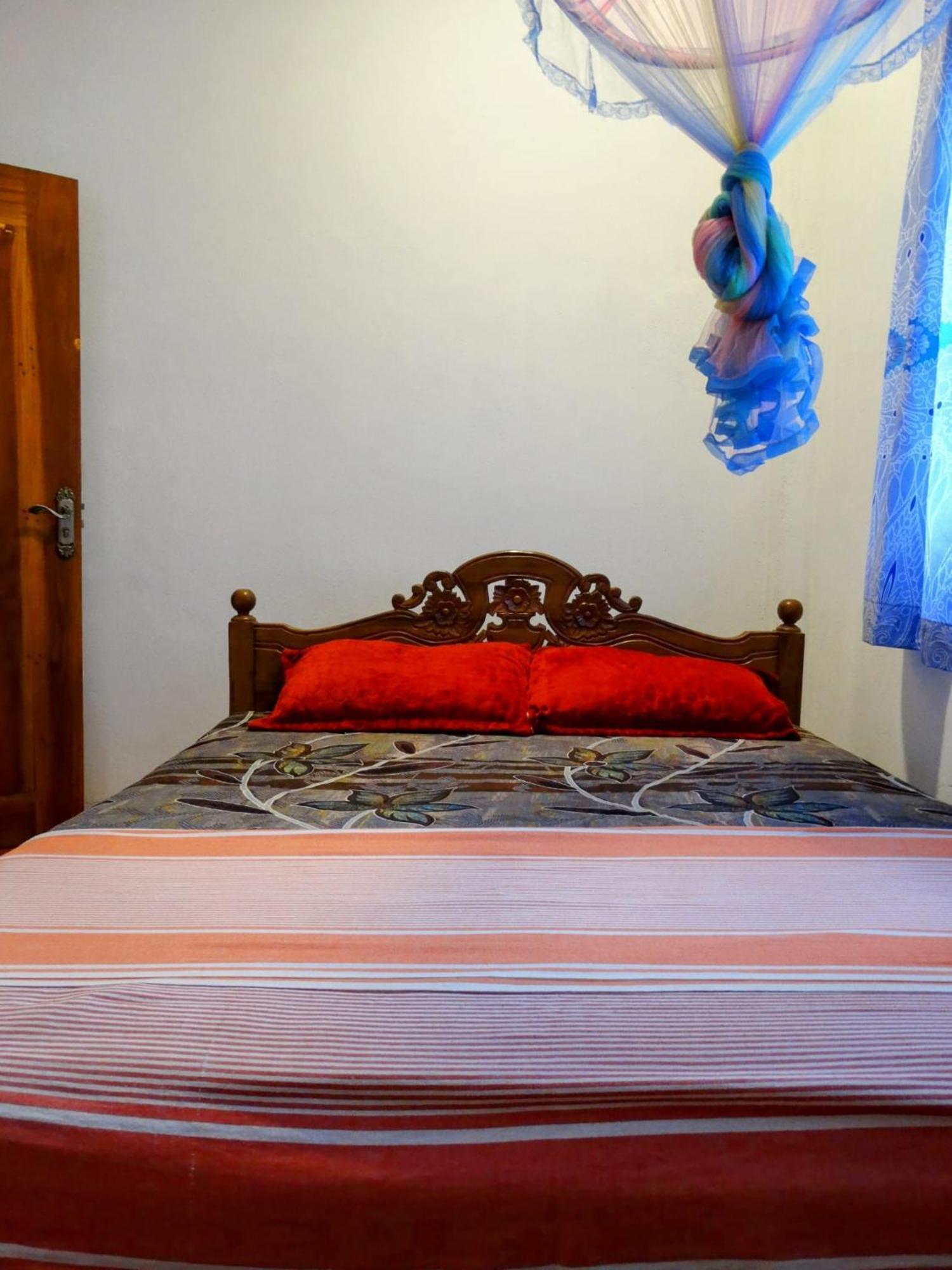 Private Beach House In Mirissa Bagian luar foto