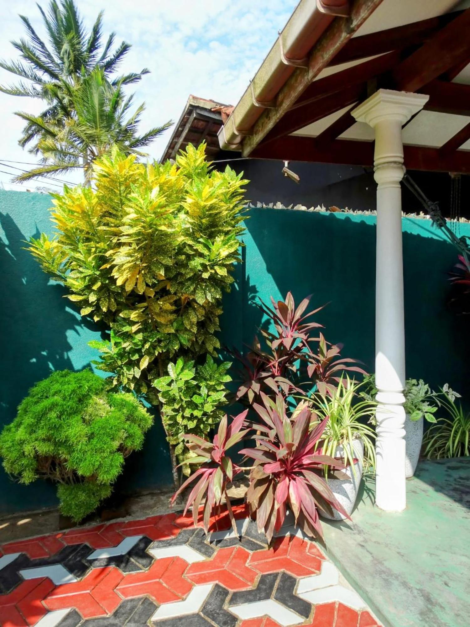 Private Beach House In Mirissa Bagian luar foto