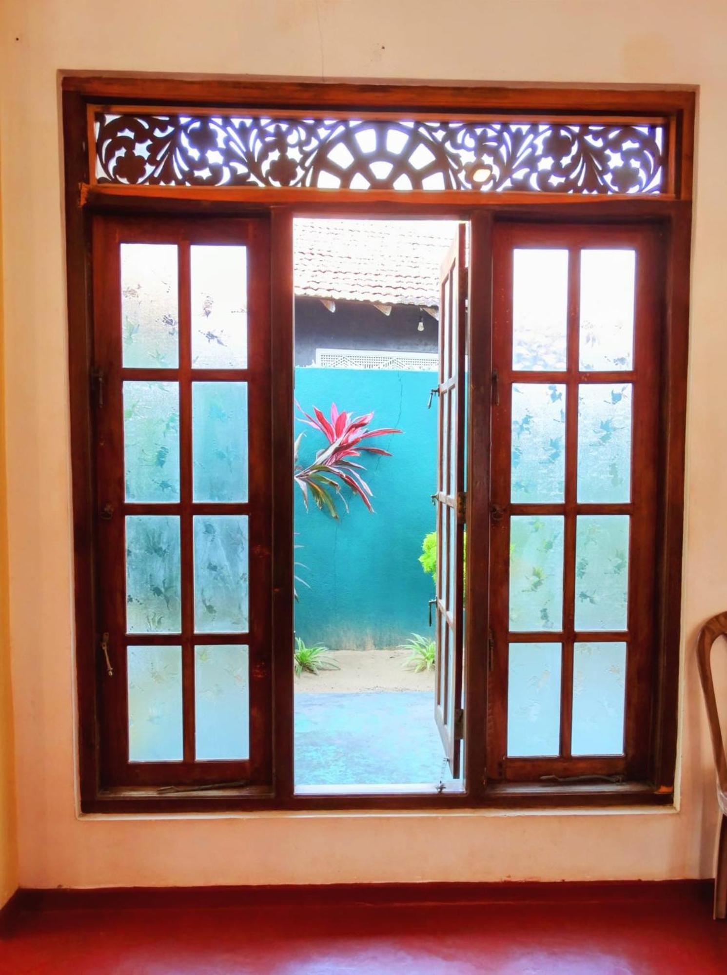 Private Beach House In Mirissa Bagian luar foto