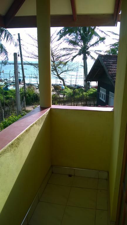 Private Beach House In Mirissa Bagian luar foto